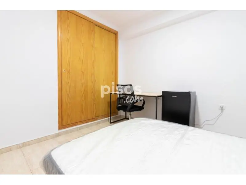 Habitacion en Alquiler en Piso Compartido Reformado Carolinas Bajas