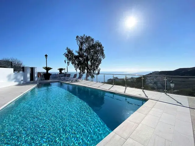Apartamento en Nerja con Vistas al Mar y Piscina