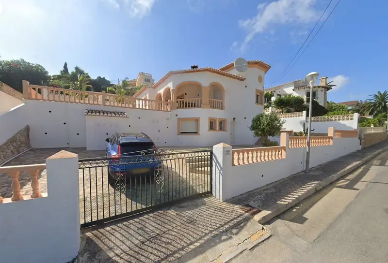 Villa en Benitachell con Piscina Privada y Suites para Invitados