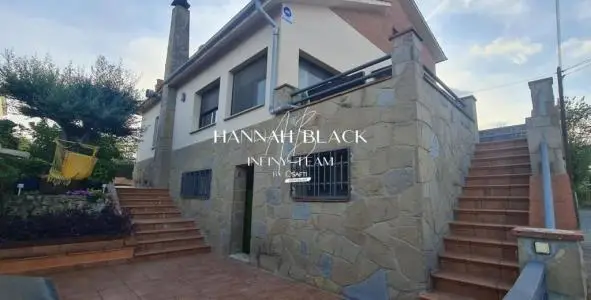 Chalet amplio con piscina y vistas a Montserrat