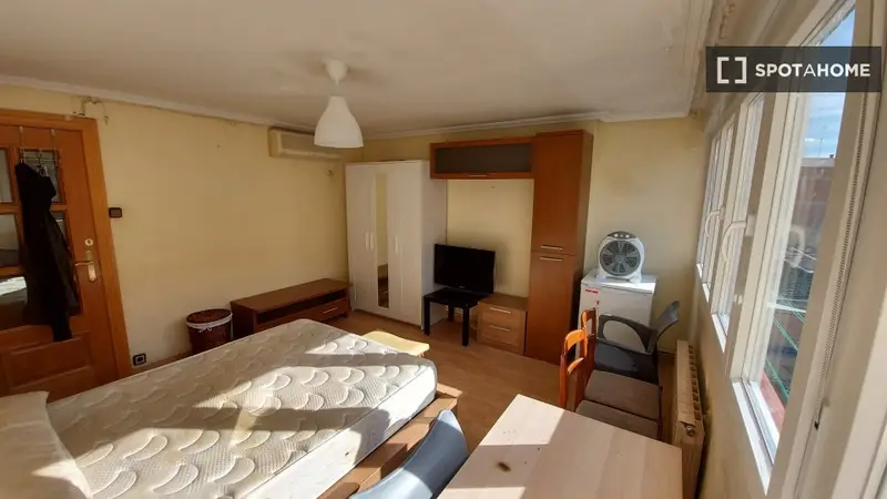 Se alquila habitación en piso de 4 habitaciones en Zaragoza