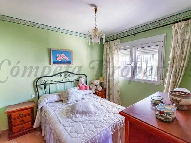 Apartamento 3 Dormitorios en Nerja: Cerca de la Playa y Servicios