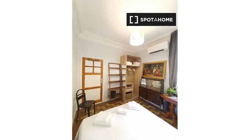 Habitación en piso compartido en madrid.