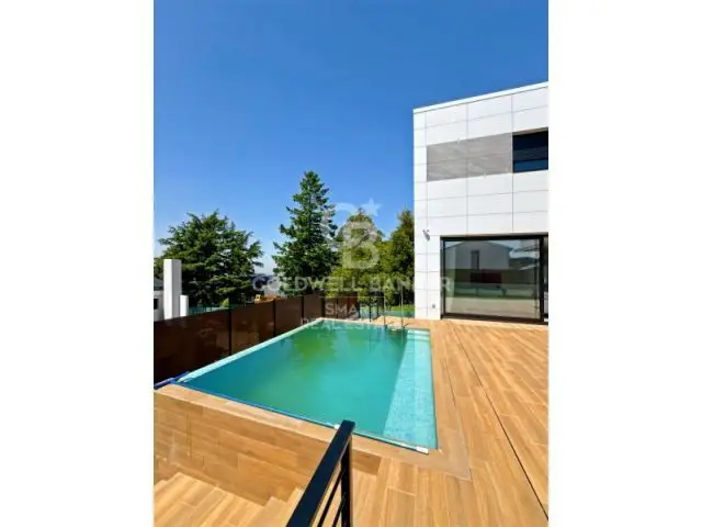 Chalet de Lujo en La Zapateira: 3 Dormitorios, Piscina y Jardín