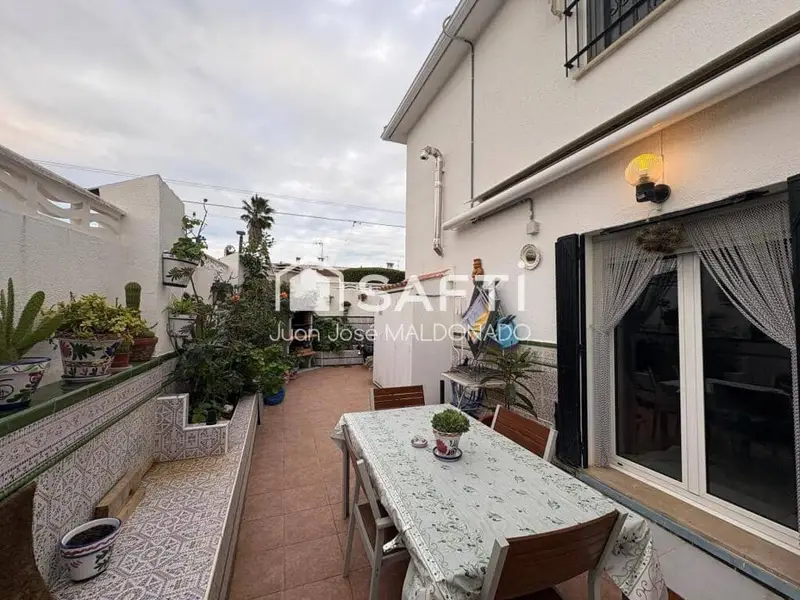 Chalet en Venta en Vinaròs: 3 Dormitorios, Jardín y Vistas al Mar
