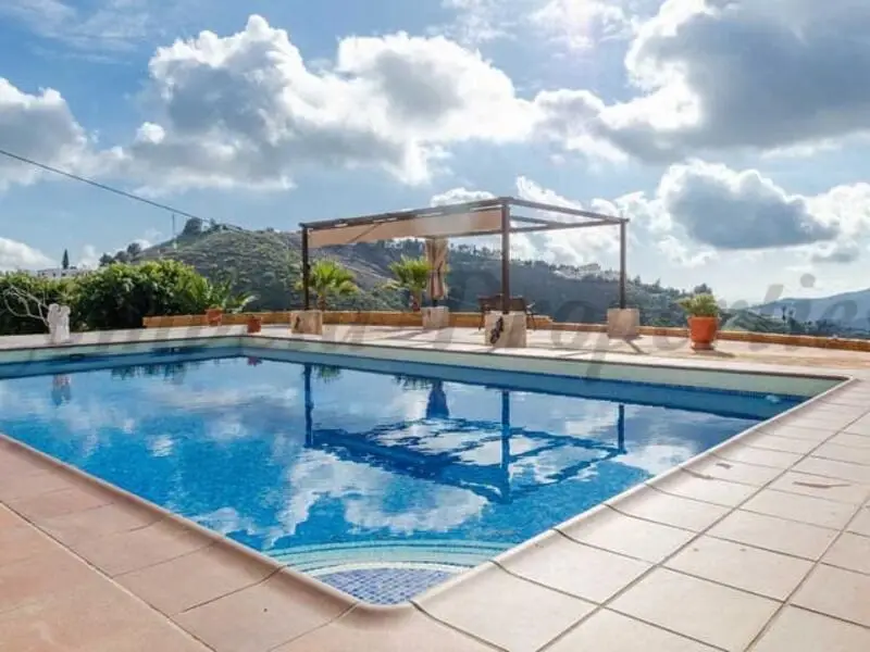 Villa de 5 Dormitorios en Cómpeta con Piscina y Vistas Panorámicas