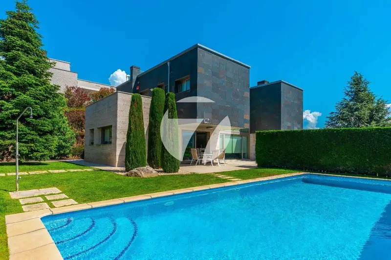 Chalet en Vallromanes con Jardin Piscina y Barbacoa 5 Habitaciones