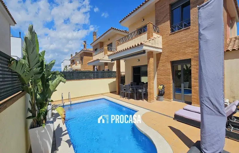 Chalet en venta Empuriabrava 4 habitaciones 3 baños piscina jardin