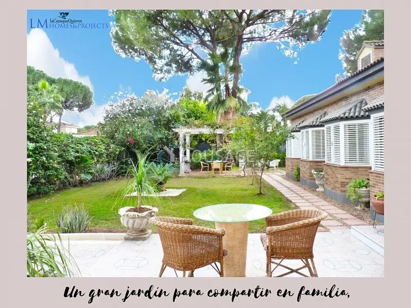 Villa en Carmona con Jardin Piscina y Amplias Estancias