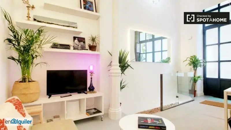 Se alquila piso de 2 dormitorios en Embajadores.