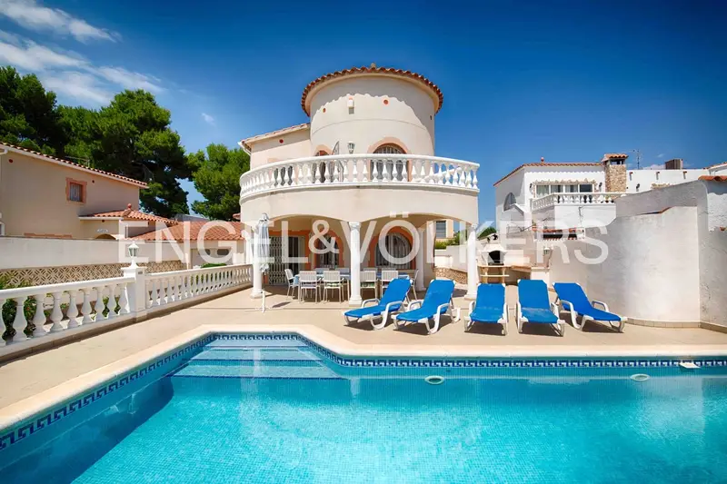 Villa con Licencia Turistica en Empuriabrava Frente al Puerto