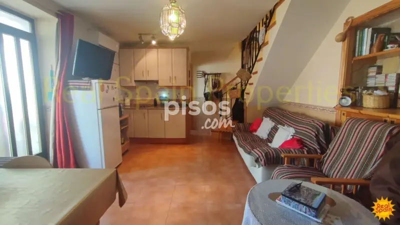 Casa en Venta en Maria Pueblo: 2 Dormitorios, Totalmente Renovada