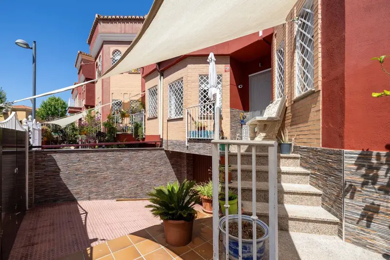 Adosado de Lujo en Cúllar Vega 238m2 4 Dormitorios Terrazas