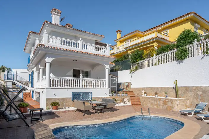Villa de Lujo 5 Dormitorios con Vistas al Mar Cerca de Castillo Sohail
