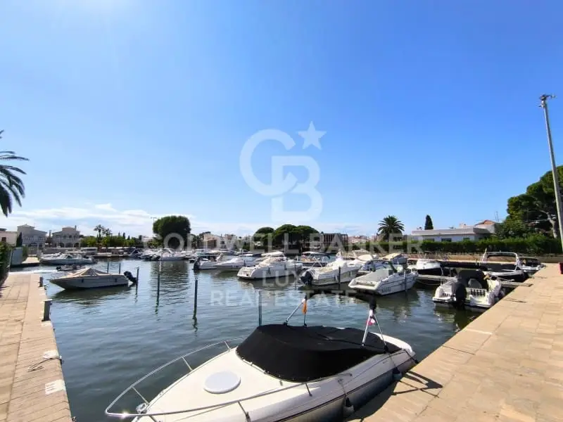 Chalet en Venta Empuriabrava Costa Brava Piscina Garaje