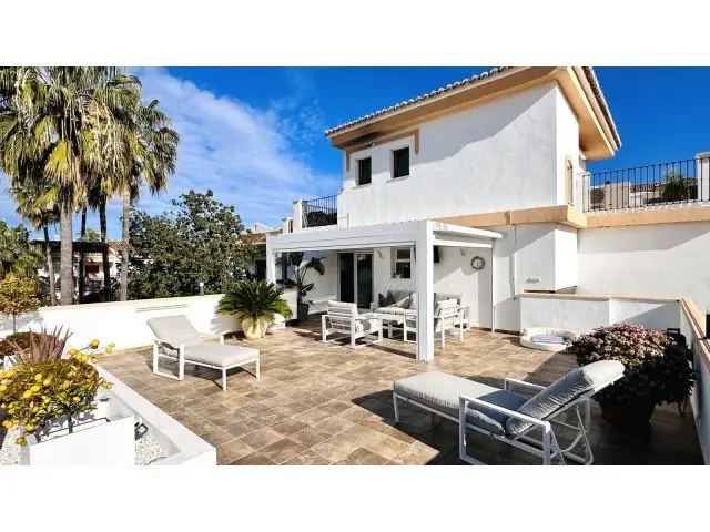 Hermoso Ático Completamente Renovado Con 3 Terrazas Y Garaje, A Solo 500 M Del Mar.