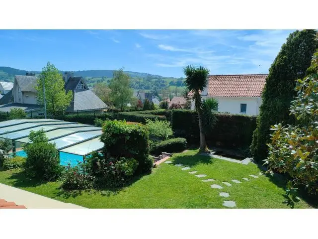 Chalet en La Mina: 4 Dormitorios Piscina Jardín 272m2
