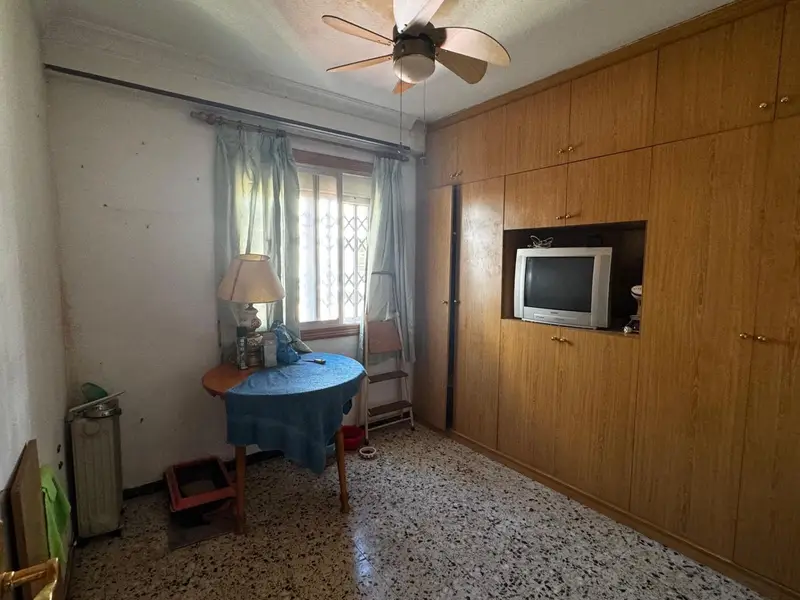 Piso céntrico en Almería para inversores - 4 habitaciones posibles