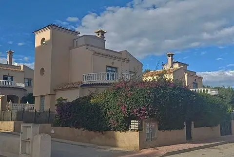 Villa de 3 Dormitorios en Venta Villamartin