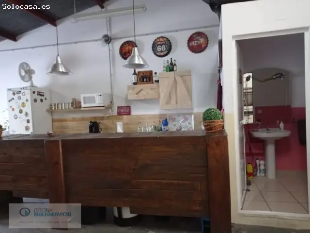 Nave Industrial Urbana con Patio y Ducha Solar