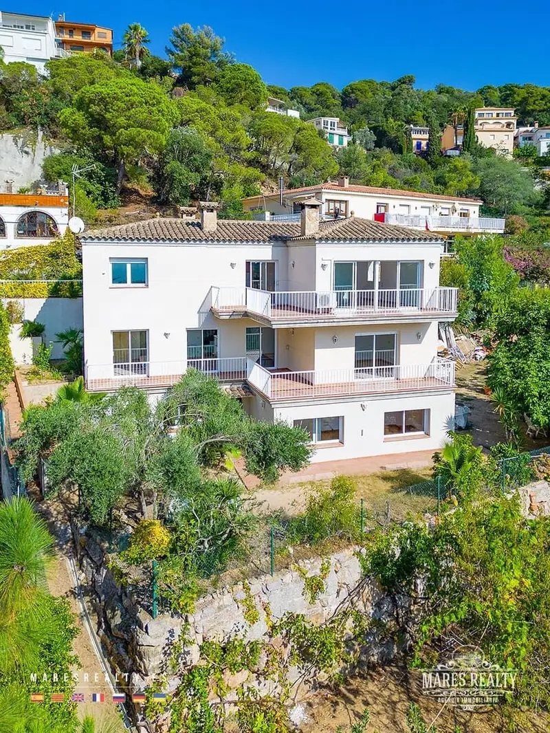 Chalet en Roca Grossa con Apartamento y Terreno