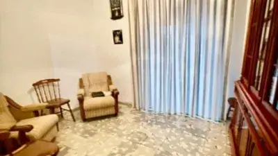 Casa en venta en Baena: 5 dormitorios, 2 baños, amplios patios y terraza