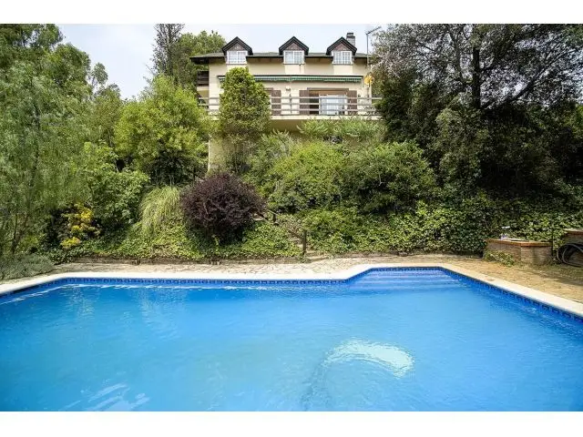 Casa con Piscina en Corbera de Llobregat