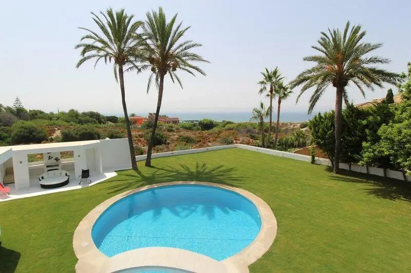Villa de Lujo en Primera Linea de Playa 4 Dormitorios Piscina Privada Marbella