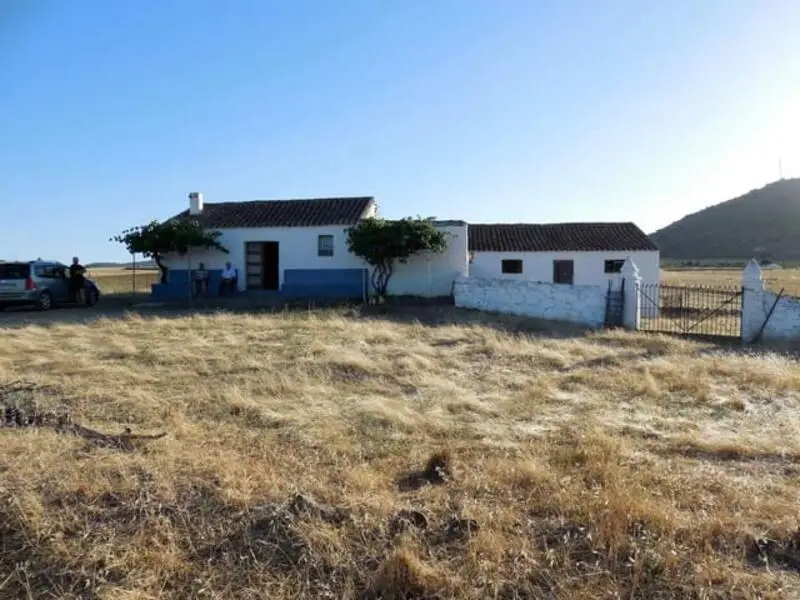 Casa de Campo en Extremadura: 2 Dormitorios, Huerta y Pozo
