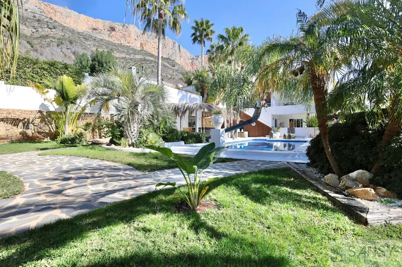 Villa en Jávea con Piscina y Terraza - 4 Dormitorios