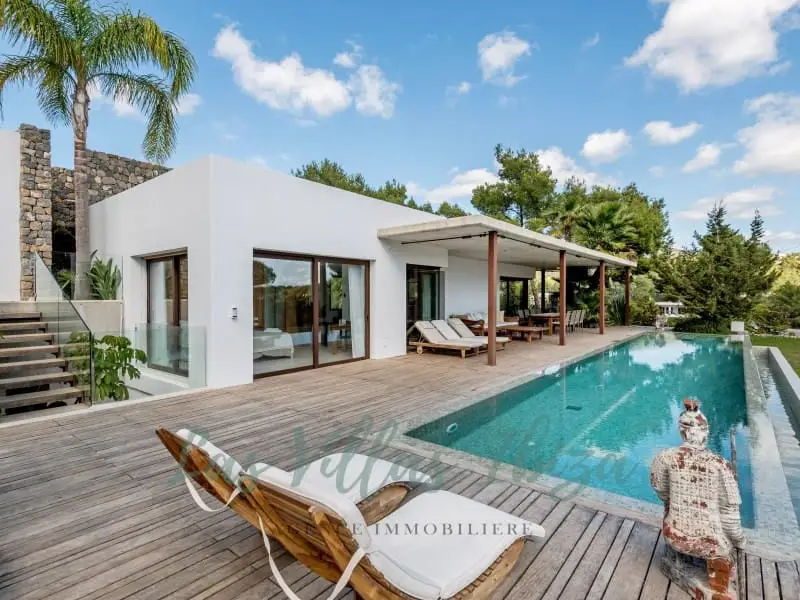 Villa Alquimia Ibiza: Lujosa Villa con Piscina Infinita para 10 Personas