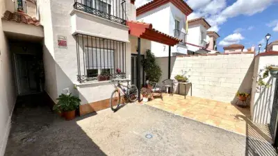 Chalet adosado en Fuente de Piedra con piscina comunitaria