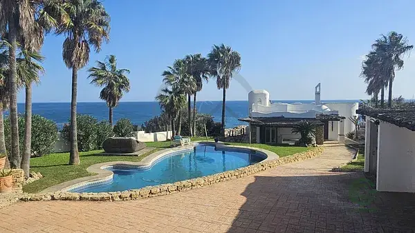 Villa de Lujo en Primera Linea de Playa Chullera Baja