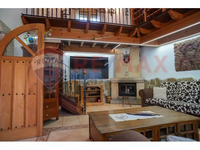 Sensacional Casa en Alto Maliaño: 4 Habitaciones, Jardín y Garaje