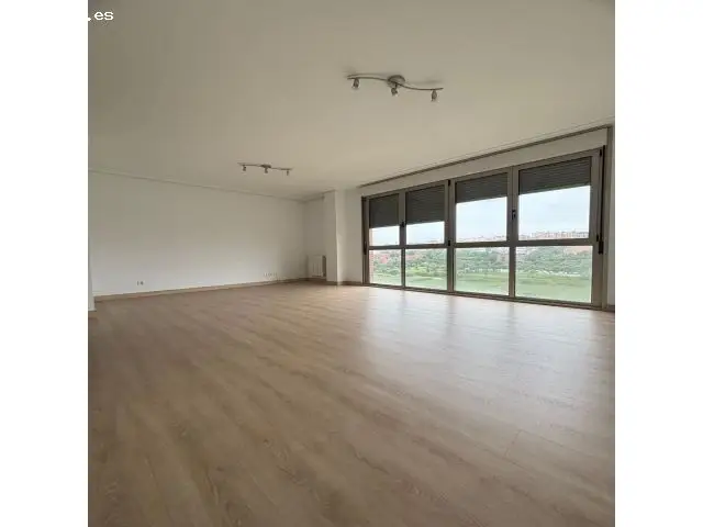 Piso en Santander: 3 Dormitorios, 2 Baños, Garaje y Trastero