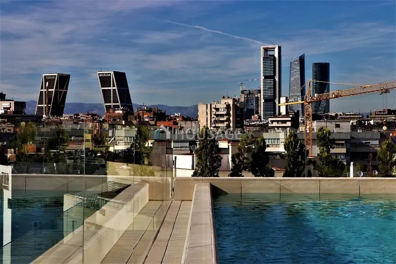 Venta Piso Lujo Madrid Skyline Piscina Infinity