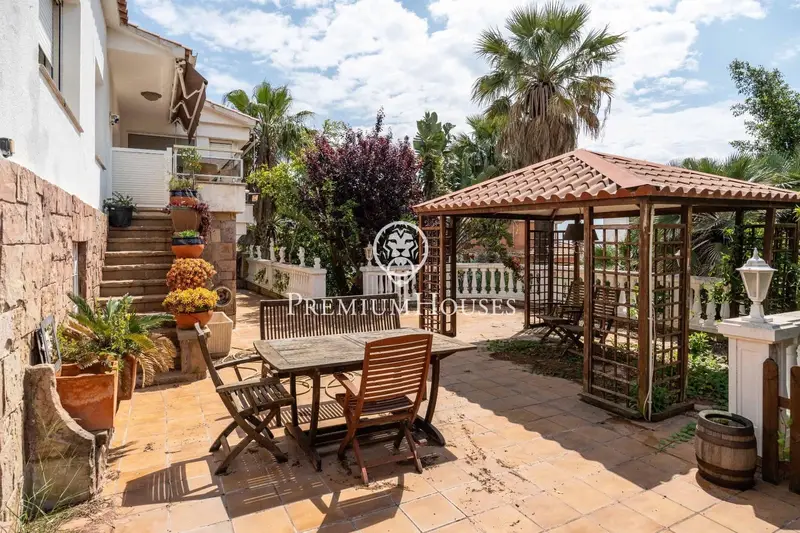 Chalet en Venta Montmar Castelldefels Jardin Piscina 4 Habitaciones