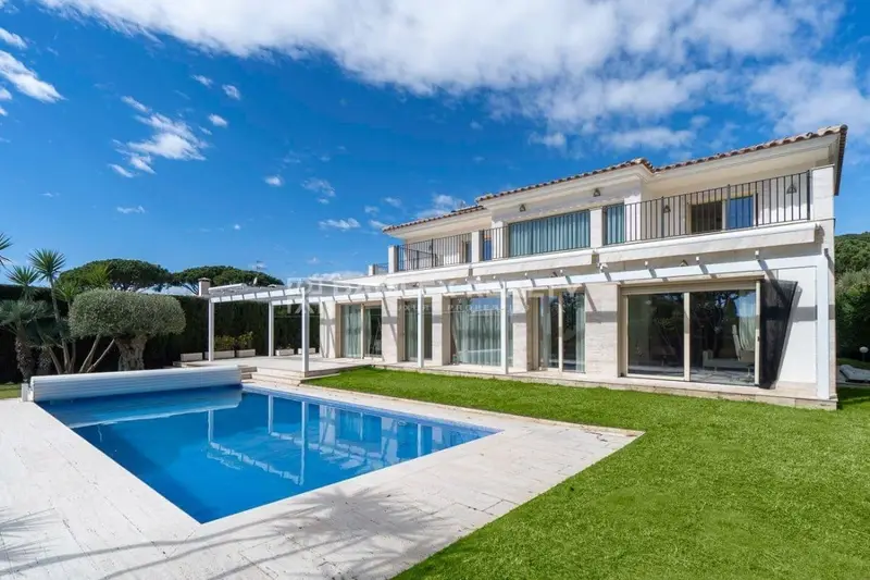 Villa de Lujo en La Gavina con Vistas al Mar