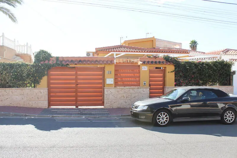 Villa Adosada en El Chaparral con Piscina Privada y Solarium