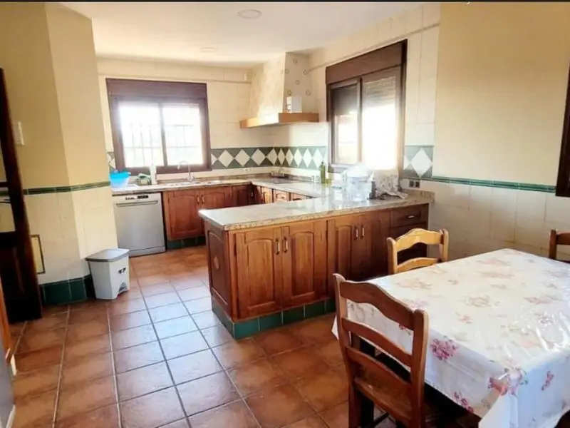 Casa familiar en Algeciras con terraza y garaje amplio