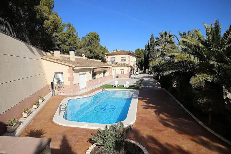 Villa en Monovar con 4 Dormitorios 2 Piscinas y Garaje Grande