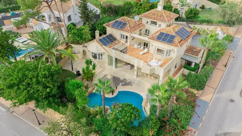 Villa de Lujo en Elviria Marbella con Vistas al Mar