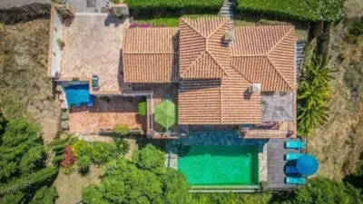 Villa de Lujo en Altos de Estepona: Vistas al Mar, 3 Suites y Piscina Infinita