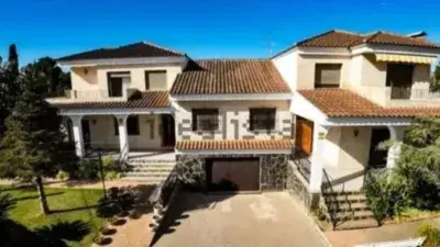 Chalet en L Eliana con dos viviendas independientes y piscina