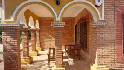 Finca Rústica con Piscina y Pistas Deportivas en Lucena del Puerto