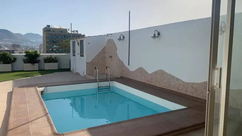 Ático en Fuengirola con Piscina Privada y Vistas al Mar