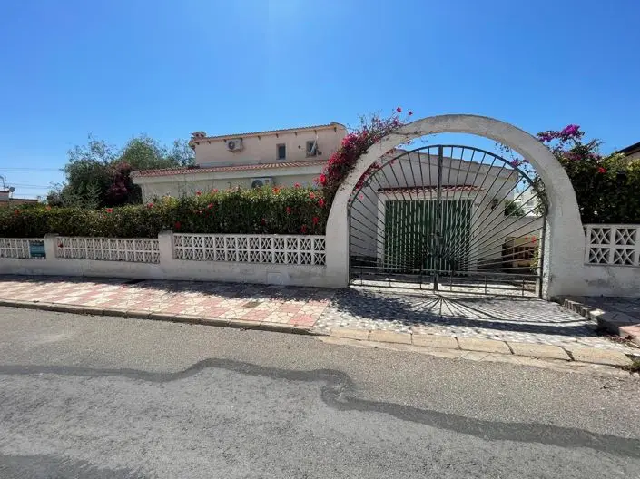 Villa de 4 Dormitorios en Venta en Quesada