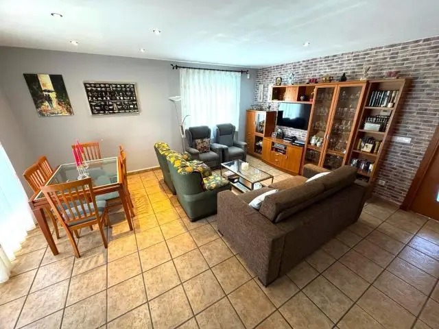 Chalet en Venta en La Bisbal del Penedes 3 Dormitorios 3 Banos Piscina Jardin