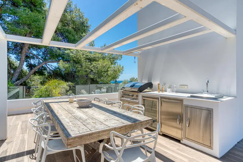 Modern, south facing six bedroom villa with sea views located in Nueva Andalucia, Marbella
