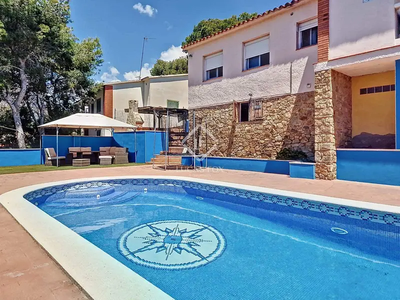 Chalet en Cubelles con Jardin Piscina y Barbacoa